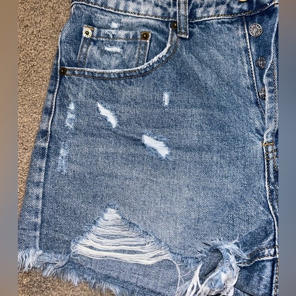 🍄4 Pairs of Jean's/shorts for $35🍄
 Jean Shorts - Picture 4 of 5